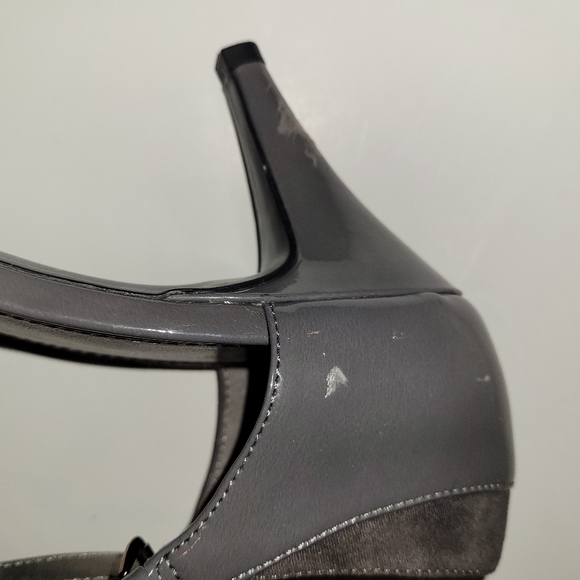 Bandolino gray heels size 8.5 m - Picture 5 of 12